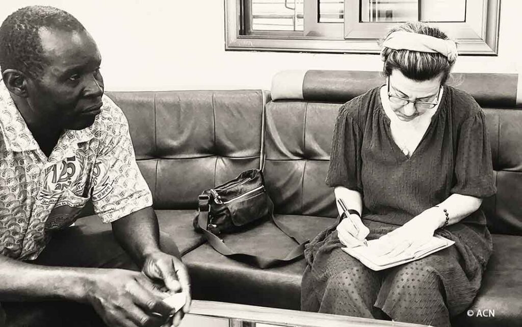 Avec une délégation de ACN, Maria Lozano (à droite), responsable presse de la fondation, s'est rendue au Burkina Faso pour se faire une idée de la situation actuelle dans le pays. Elle y a rencontré Mathieu, qui lui a raconté son histoire.